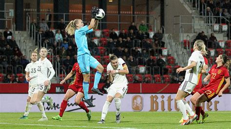 Merle Frohms: "Die erste Parade war unheimlich wichtig" :: DFB ...