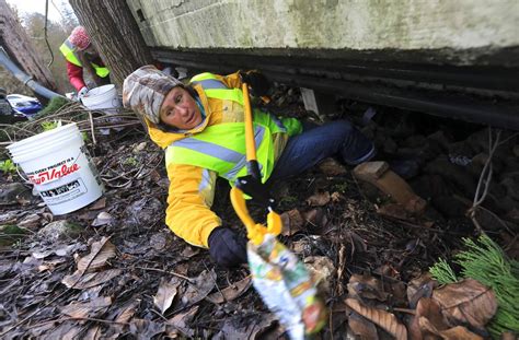 Volunteers do the dirty work in Russian River flood cleanup