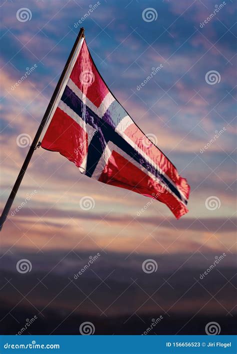 Bandera Noruega, Bandera Noruega Ondeando En El Cielo Al Anochecer ...