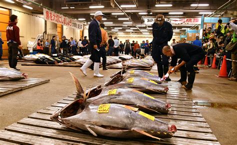 History on ice: Workers and tourists say 'sayonara' to Tokyo's Tsukiji market - The Japan Times