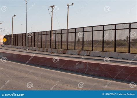 Fence Along the U.S. Mexican Border in El Paso, Texas Editorial ...