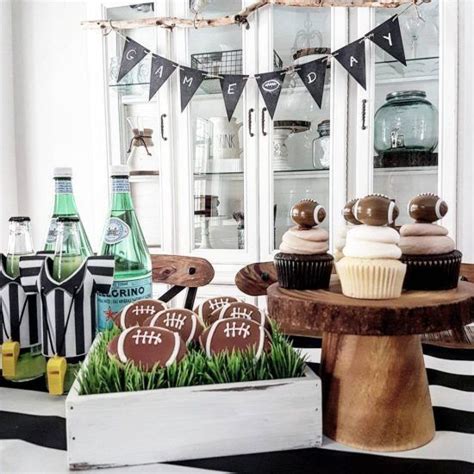 10 Game Day Decor Ideas For The Win - Society19 | Sports theme birthday, Decor, Dorm decorations