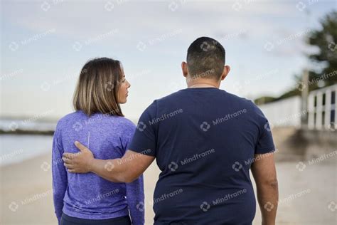 Two people walking along the beach – Mindframe online image collection