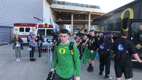 Oregon Ducks arrive at the Final Four - YouTube