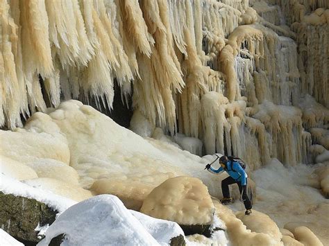 Kinder Downfall: Intrepid ice climbers ascend frozen waterfall | News-photos – Gulf News