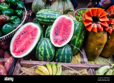 Fruta bomba hi-res stock photography and images - Alamy