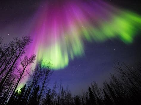 Badai Aurora Borealis Menghiasi Langit Sekitaran Kutub Utara - Info Astronomy