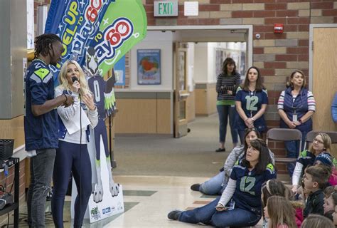 Seattle Seahawks player visits York Elementary School in Vancouver - ClarkCountyToday.com