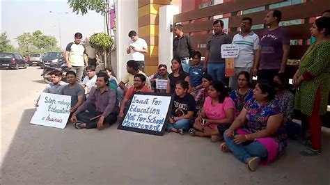 Parents on road, protesting against Indirapuram public school Crossing republic Ghaziabad - YouTube