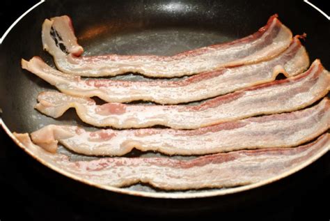 This is how you should cook bacon for perfect texture and no splattering