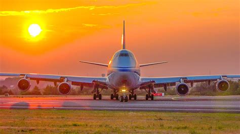 BOEING 747 SUNSET DEPARTURE - B747 during epic evening light (4K) - YouTube