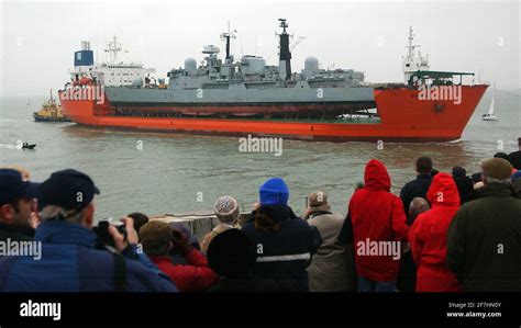 HMS NOTTINGHAM ARRIVES INTO PORTSMOUTH NAVAL BASE. PIC MIKE WALKER, 2002 Stock Photo - Alamy