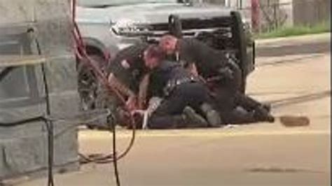 Arkansas: Three police officers suspended after video emerges showing them allegedly striking a ...