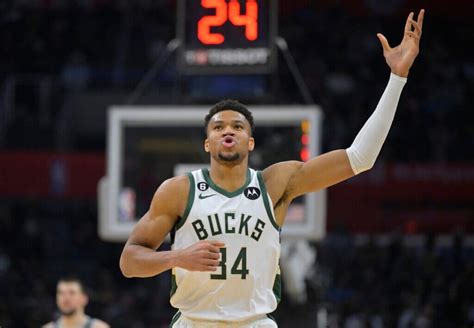 Bucks star Giannis Antetokounmpo starts against Heat, exits with right ...