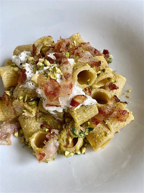 Mezzi rigatoni con guanciale, burrata e pesto di pistacchio - Virginia ...