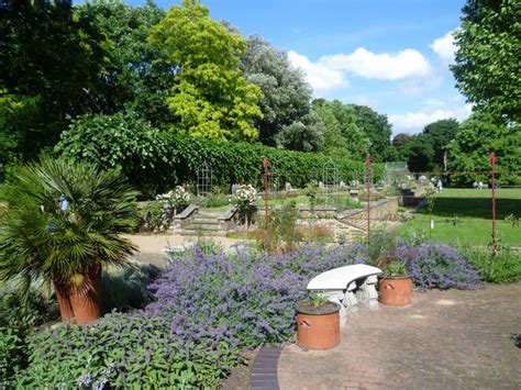 Lambeth Palace Gardens © Marathon :: Geograph Britain and Ireland