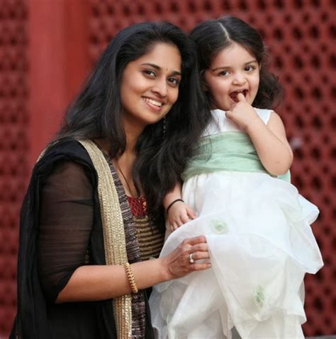 Cinema News and Review: Shalini ajith with her daughter