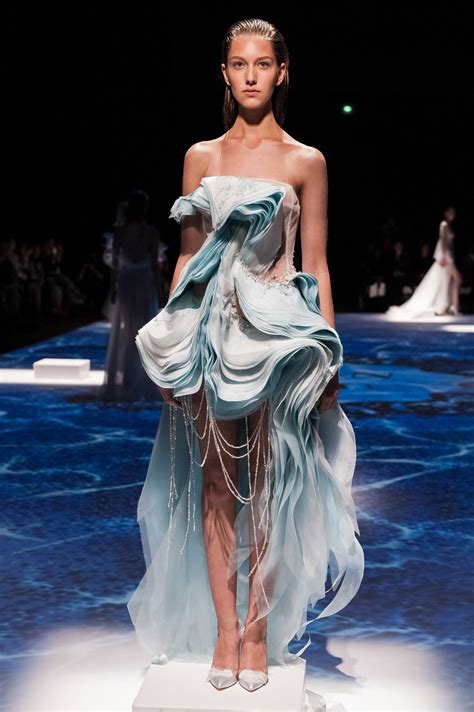 Lan YU Haute Couture Fall/Winter 2014-2015 via @AOL_Lifestyle Read more ...