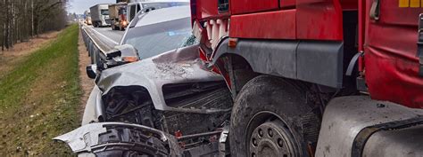 Common Causes of Truck Accidents in Bloomington, IL | Terry Dodds