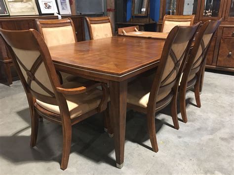 SOLID WOOD FORMAL DINING TABLE WITH 1 LEAF & 4 UPHOLSTERED & WOOD CHAIRS & 2 CAPTAINS CHAIRS