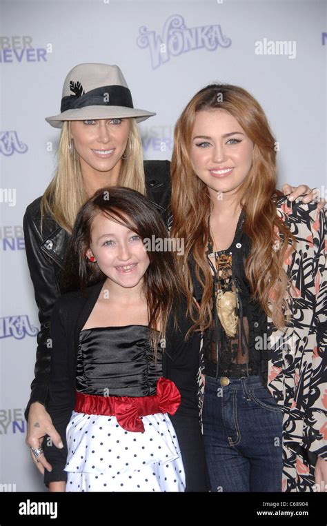 Tish cyrus noah cyrus miley cyrus justin bieber hi-res stock photography and images - Alamy