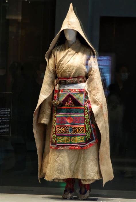 Tibet, China/Raincoat/Ethnic minorities in China/Tibetan ethnic group/clothing - 2024 | 패션, 옷, 티베트