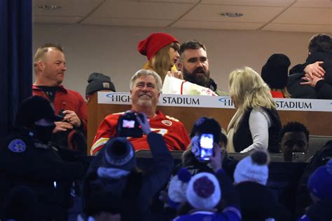 Jason Kelce and Taylor Swift Unite to Cheer for Travis Kelce at Chiefs Sport - KhabarSahiHai ...