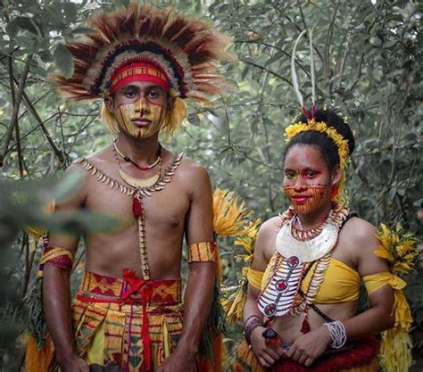 Traditional dress from the people... - About Papua New Guinea