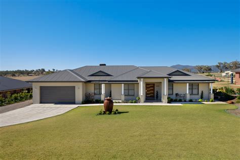 Woodland Grey Colorbond Roof and Rendered Single Builders Home in Tamworth | House roof design ...