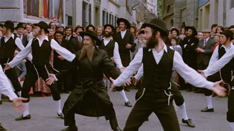 How Louis de Funès worked to master the famous dance of the Adventures of Rabbi Jacob - Screen Rant