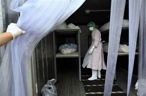 Grim toil for morgue workers as Thai virus cases rise | Philstar.com