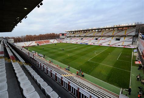 Football Notes: Rayo Vallecano's Stadium Closed Until Mid-October