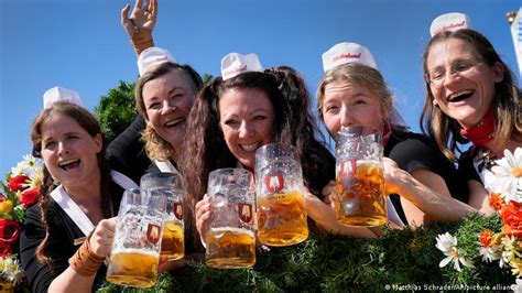 Oktoberfest: Munich mayor opens 188th beer festival – DW – 09/16/2023