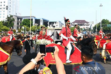 Warga antusias saksikan kirab bendera Merah Putih di Monas - ANTARA News