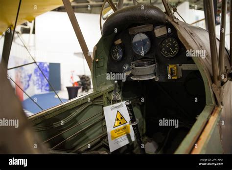 de Havilland Tiger Moth II cockpit interior Stock Photo - Alamy