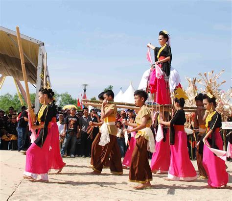 Melanau Sarawak Traditional Costume / Melanau People Junglekey In Image - Pasir putih