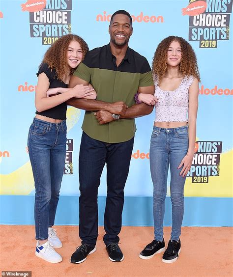 Michael Strahan, 47, poses with his twin daughters at the Kids' Choice ...