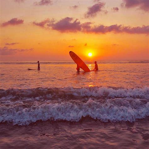 Surfing Dengan Latar Belakang Sunset di Pantai Kuta