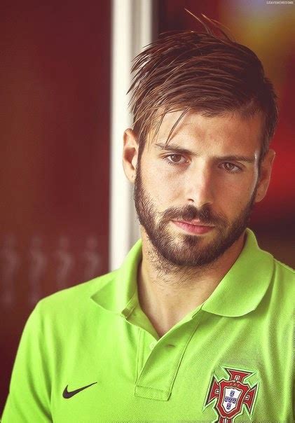 Hairstyle Advice: Miguel Veloso hairstyle