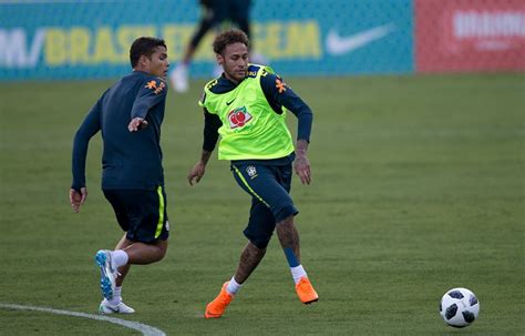 Brazilian footballer Neymar Jr recovering from foot injury ahead of 2018 World Cup - cnbctv18.com