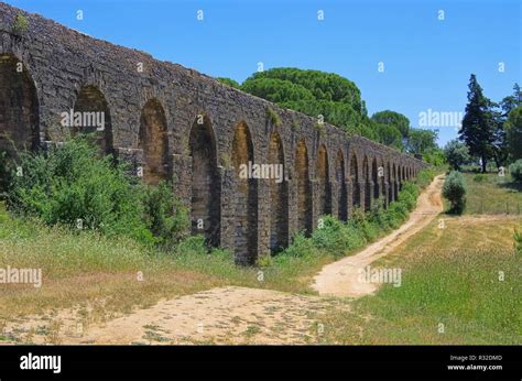 tomar aqueduct - tomar aqueduct 08 Stock Photo - Alamy