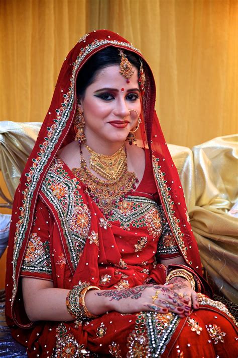 A Bangladeshi bride, posing happily on her wedding ceremony. I love how freaking awesome do they ...