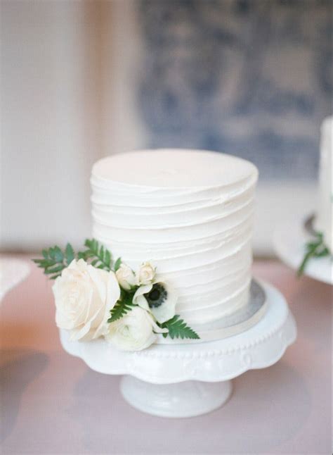 Icing Cake with White Flowers - CakeIndulge PH