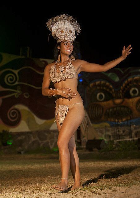 Lili Pate During Tapati Festival, Easter Island, Hanga Roa, Chile | Carnaval, trajes y plumas ...