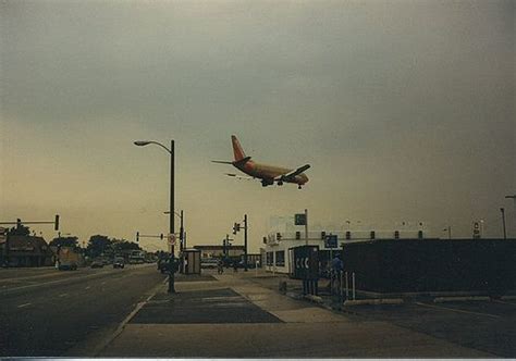 Southwest Airlines plane landing at Chicago's Midway Airport. Chicago ...