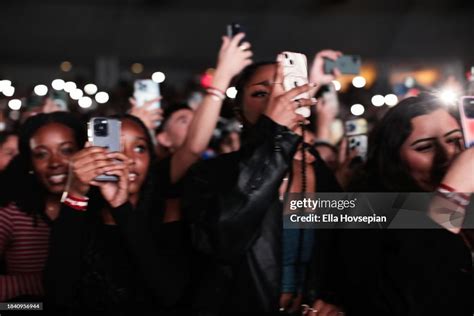 Fans watch Brent Faiyaz perform on stage at YouTube Theater on... News Photo - Getty Images