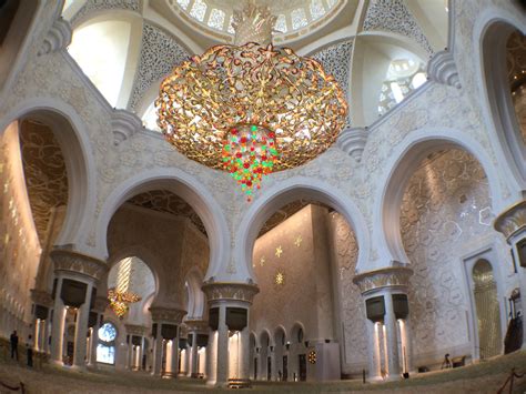 Abu Dhabi Highlights: Sheikh Zayed Grand Mosque – The World In A Weekend