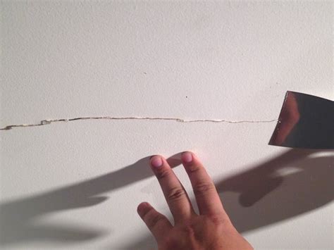 5 Easy Steps to Repair Drywall Cracks (Quick Fix)