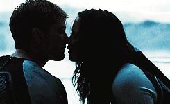 Katniss y Peeta Kiss in the beach | Los juegos del hambre, Juegos del hambre y Sinsajo