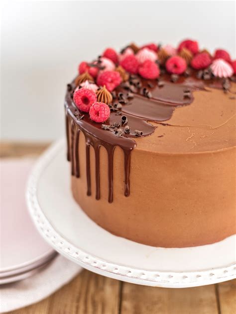 Learn how to decorate a chocolate cake with these tips and tricks